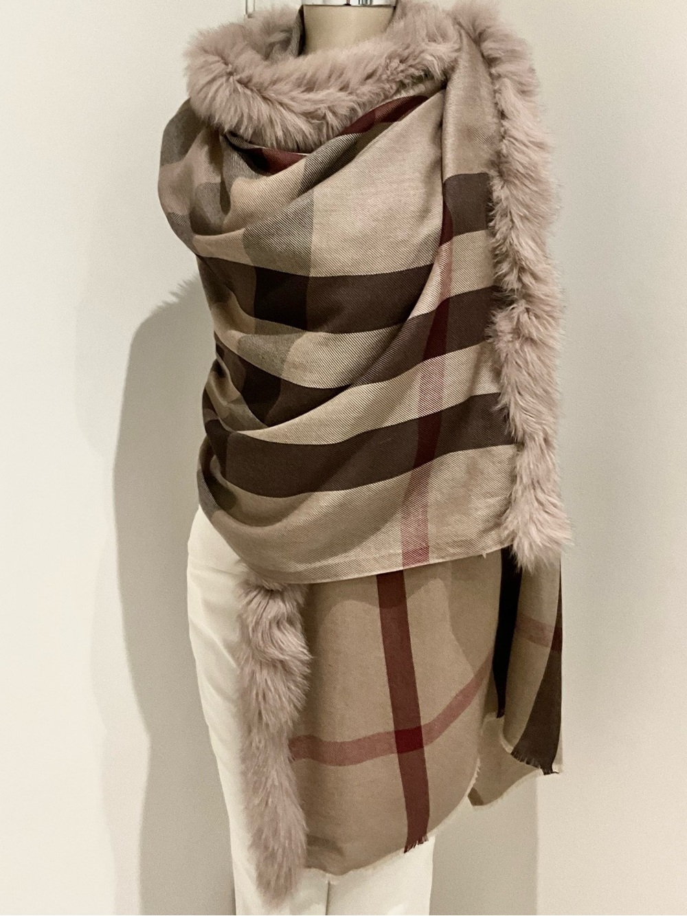 BURBERRY FUR TRIM PLAID WRAP / STOLE. - Picture 3 of 11